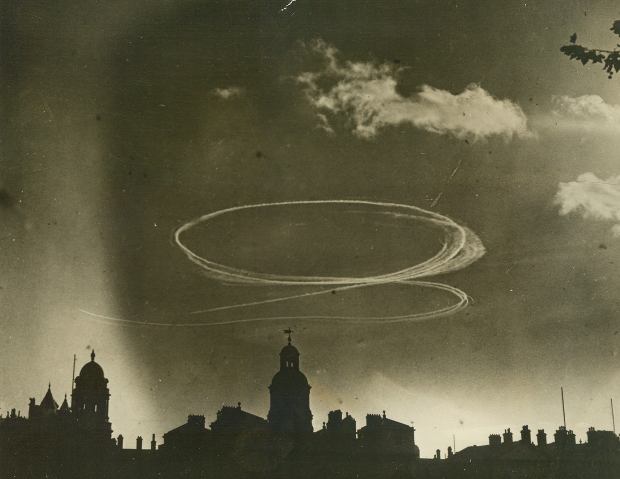 DOG FIGHTERS LEAVE SMOKE TRAILS OVER LONDON, 10/22/1940  LONDON, ENGLAND..--;