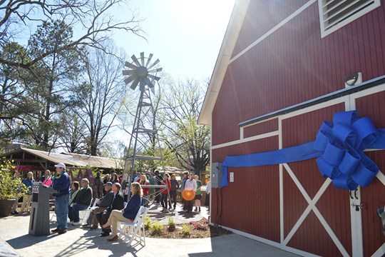 Zoo Opens New Heritage Farm Exhibit)