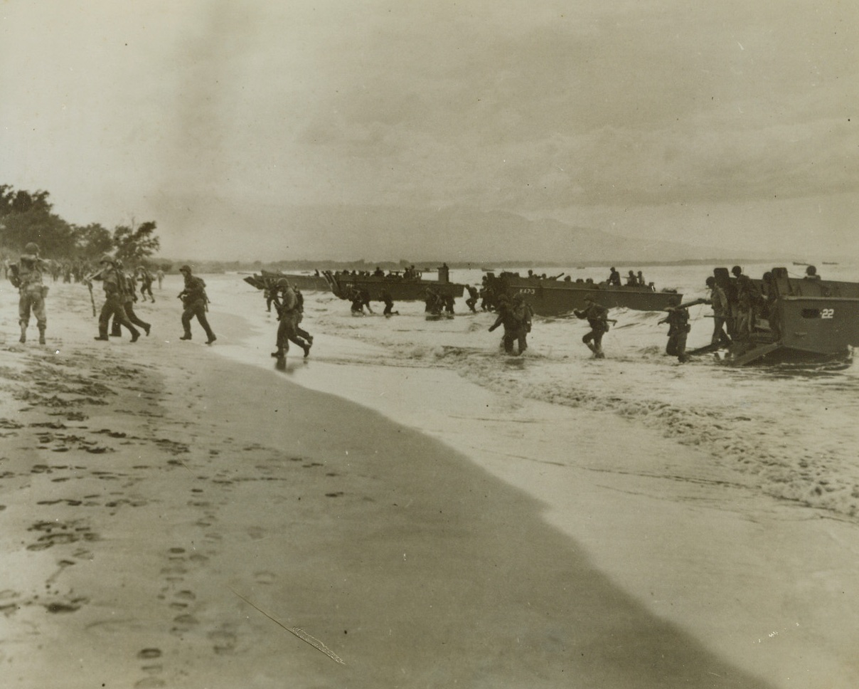 Dress Rehearsal, 11/26/1943. Somewhere in the Central Pacific – Splashing through the water and up the beach as their landing craft nose up to the shore, American troops practice amphibious landings somewhere in the Central Pacific. This was a prelude to the invasion of the Gilbert Islands. Credit: ACME;