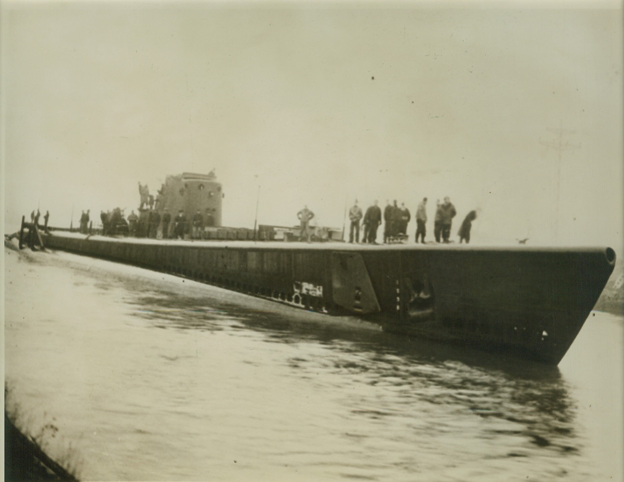 MID-WEST BUILT SUBMARINE ON WAY TO THE SEA, 12/26/1942. CHICAGO; The U.S.S. Peto, first U.S. Navy submarine built on the Great Lakes, arrives at Lockport, IL after a trip down Lake Michigan and through The Chicago Drainage Canal and Illinois Waterway, from the shipyards at Manitowoc, Wis. The sub was placed in drydock to be towed the balance of the trip through the Illinois and Mississippi Rivers to New Orleans, LA where is will receive its final fitting. Credit: ACME;