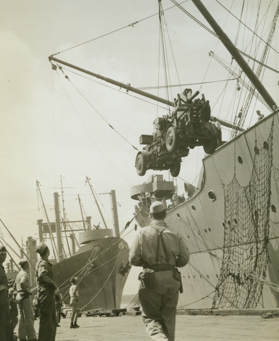 “Ack-Acks” from America, 4/8/1942. Australia – A three-inch anti-aircraft gun is unloaded from a U.S. transport which arrived in an Australian port with troops and supplies from America. Passed by censors. Credit: ACME;