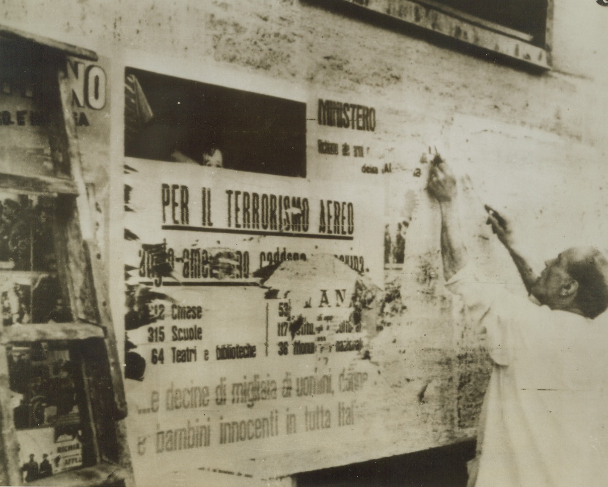 ¡Trabaja con Down with Corings !, 9/6/1942.  ROMA, Italia - Después de la liberación de los italianos de la opresión aliada y la marcha de las fuerzas aliadas a Roma, civiles felices rompen los carteles de la campaña alemana.  Las fuerzas alemanas, en el mejor de los ángulos de propaganda, pegaron grandes carteles por toda la ciudad, anunciando las atrocidades presuntamente cometidas por las fuerzas aliadas (OVI ACME vía foto de la radio oficial británica);