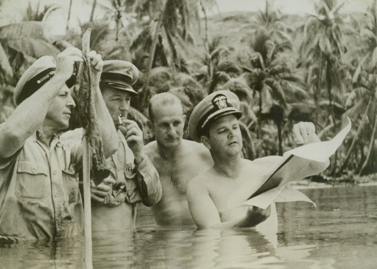 Establecimiento en la isla del Pacífico Sur, 9/6/1942.  Algunos en el sureste: trabajo requerido, suministros y el ejército, la marina y la infantería de marina de Mama Sam son planos para establecer una nueva base en la isla del Pacífico Sur.  Se ilustra esta serie de fotografías divulgadas por la Marina.  Arriba, ingenieros militares y navales colocan esteras de alambre para que el equipo pesado utilizado para instalar la cabeza de playa no se hunda en la arena.  Crédito: Foto oficial de la Marina de los Estados Unidos de ACME;