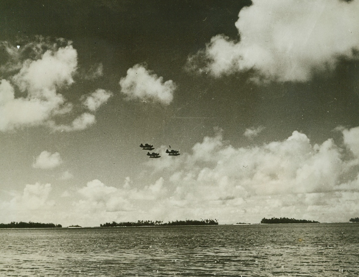 Establecimiento en el Pacífico Sur, 9/6/1942. Algunos en el Sudeste - El trabajo, los suministros y las instrucciones necesarios para que el Ejército, la Armada y la Infantería de Marina del Tío Sam se trasladen a una nueva isla del Pacífico en el Pacífico Sur se ilustran en esta serie de fotografías liberado por la Marina.  Un oficial y sus asesores, hasta las curvas de la pista de los hidroaviones.  Los arrecifes de coral y los erizos de mar dificultan llegar al fondo.  Crédito: FOTO DE LA MARINA DE LOS EE. UU. De ACME.;