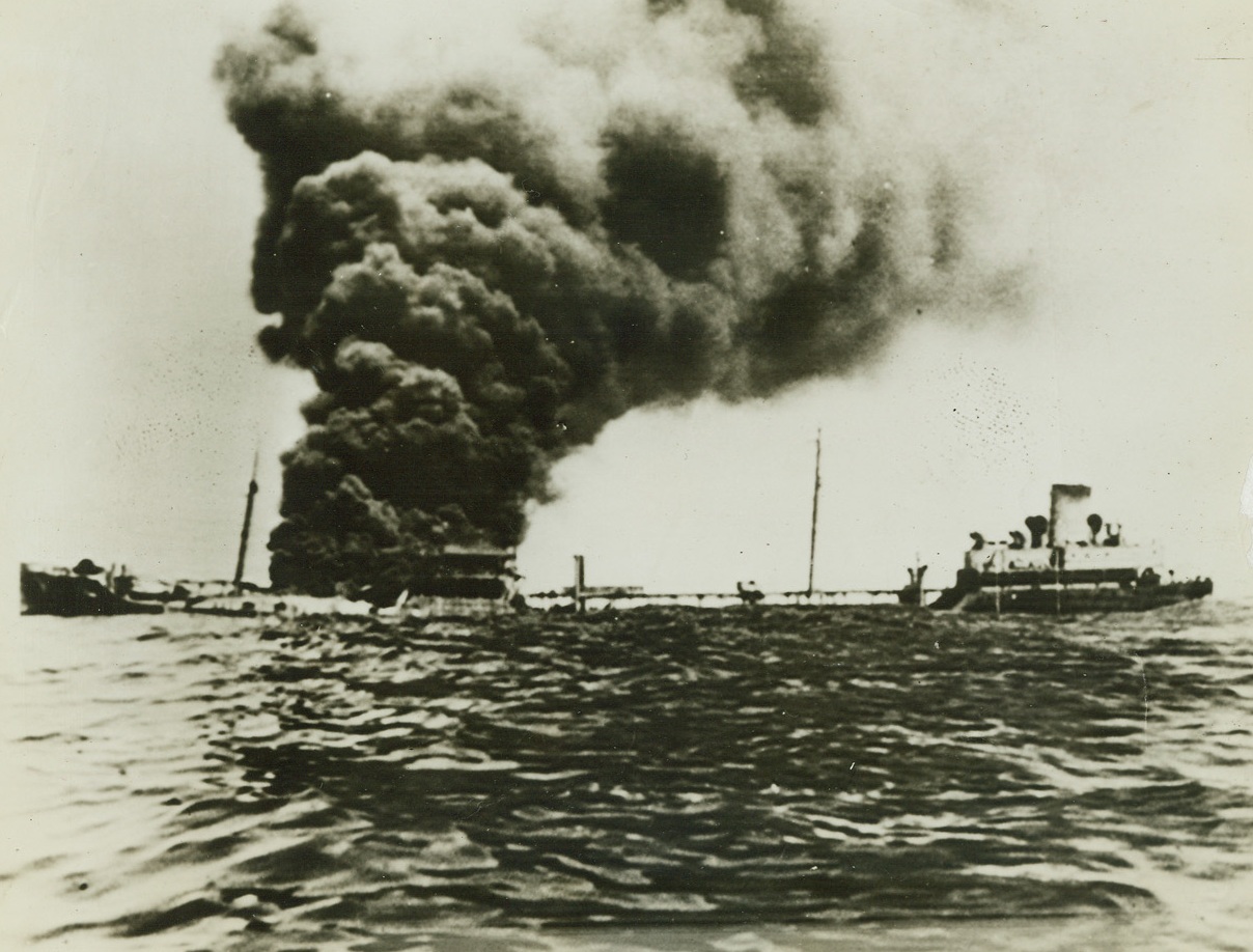 El petrolero se incendió después de un ataque axial, 9/6/1942.  Esta extraordinaria foto fue tomada por la tripulación de este petrolero estadounidense en llamas mientras él y otros miembros de la tripulación volaban sus vidas lejos de los costados del barco para escapar de una muerte fantasmal.  Esta foto fue tomada en abril pasado cuando un petrolero fue torpedeado y bombardeado frente a las costas de América del Sur.  El barco se hundió poco después de que se tomara la foto.  Aprobado por auditoría.  Crédito: ACME;