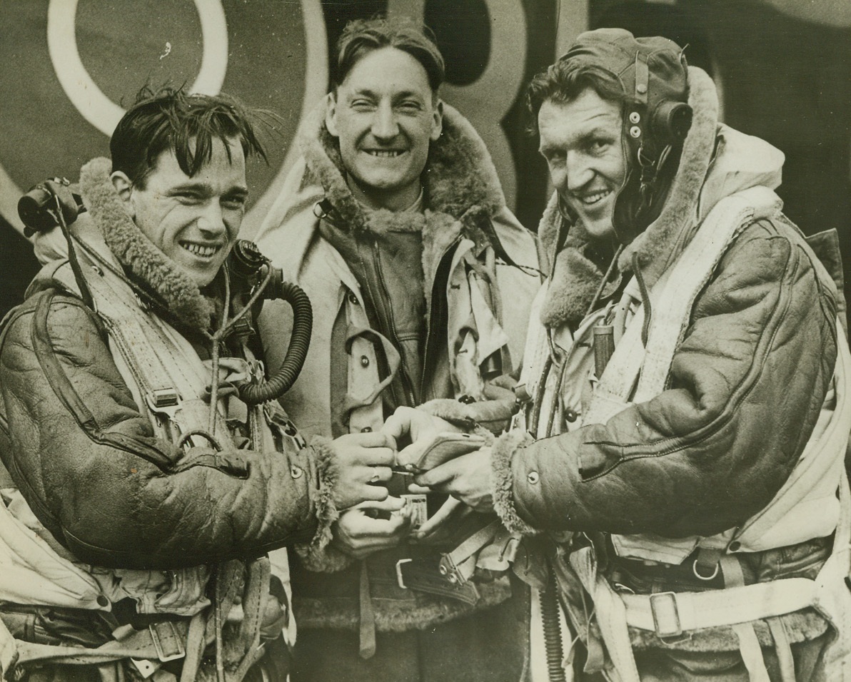 Después de la redada de 1.000 vuelos, casa cansada pero feliz, 9/6/1942.  Una estación de bombardeo inglesa: tres de los hombres armados de un gran bombardero Stirling participaron recientemente en el bombardeo de Colonia y, recientemente, se les muestra de regreso a casa en su estación, cansados ​​pero felices después de la prueba.  Se les muestra disfrutando de un bien merecido cigarrillo.  Miles de aviones participaron en el ataque a la ciudad alemana.  (Pasando sensores).  Crédito: ACME;