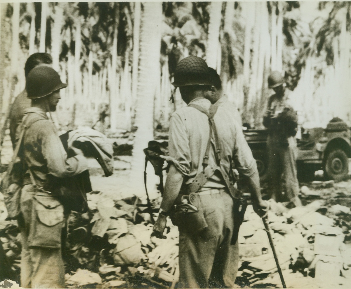 MARINES EXAM CAPTURED JAP EQUIPMENT, 9/22/1942. GUADALCANAL, SOLOMON ISLANDS – Five U.S. Marines look over equipment captured from the Japanese on Guadalcanal Island recently. Note American Jeep in background. (Passed by censors.) Credit: ACME;