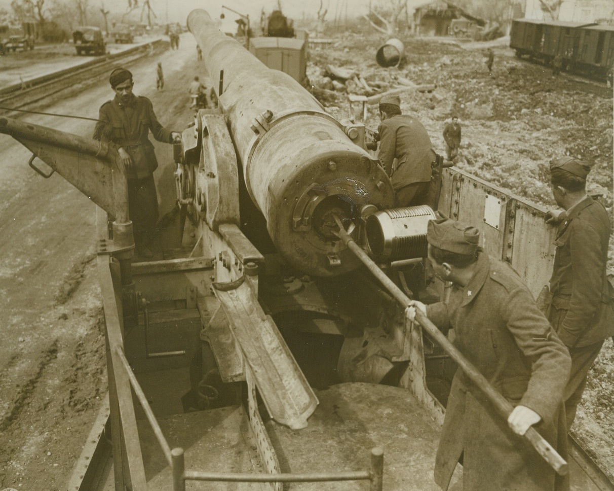 Italian Crew and Gun Aid Allied, 4/23/1944. ITALY – An Italian gun crew swabs out its 194mm railroad gun. The gun is in use helping in the Allied offensive on the Cassino front. Its 25 man crew has proved invaluable aid for the Allied cause.Signal Corps Photo from Acme;