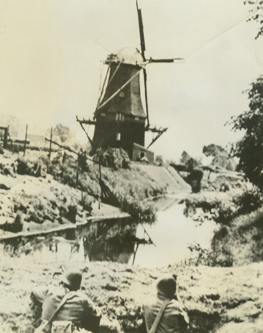 No Title. Entrenched Dutch soldiers along German-Dutch frontier at Venlo where border incident between Dutch civilians and Nazi frontier guards occurred.;