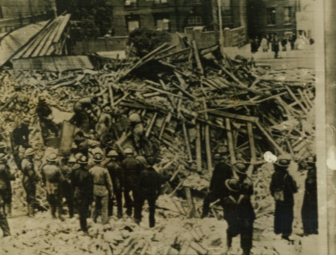 No Title. Rescue workers search bomb-wreckage heap in London for bodies following September 11 aerial bombing. Cablephoto from London today.;