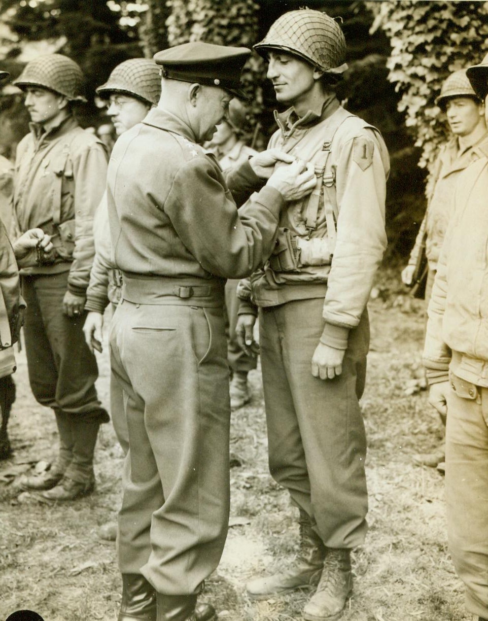 Texan Recieves DSC from General Eisenhower. Capt. Joseph T. Dawson (right), of 2800 Ashington Ave., Waco, Texas receives the DSC from General Eisenhower in a ceremony in France;