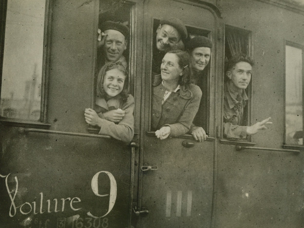 FRENCH COMMUNICATIONS EMPLOYEES RETURN HOME, 8/18/1940  CLERMONT – FERRAND, FRANCE – Any employees of the P.T.T. (post, telephone and telegraph) who were here have been sent back to their posts by the administration.  P.T.T. employees wait at the window of their compartment for the train taking them to the capital to leave.;