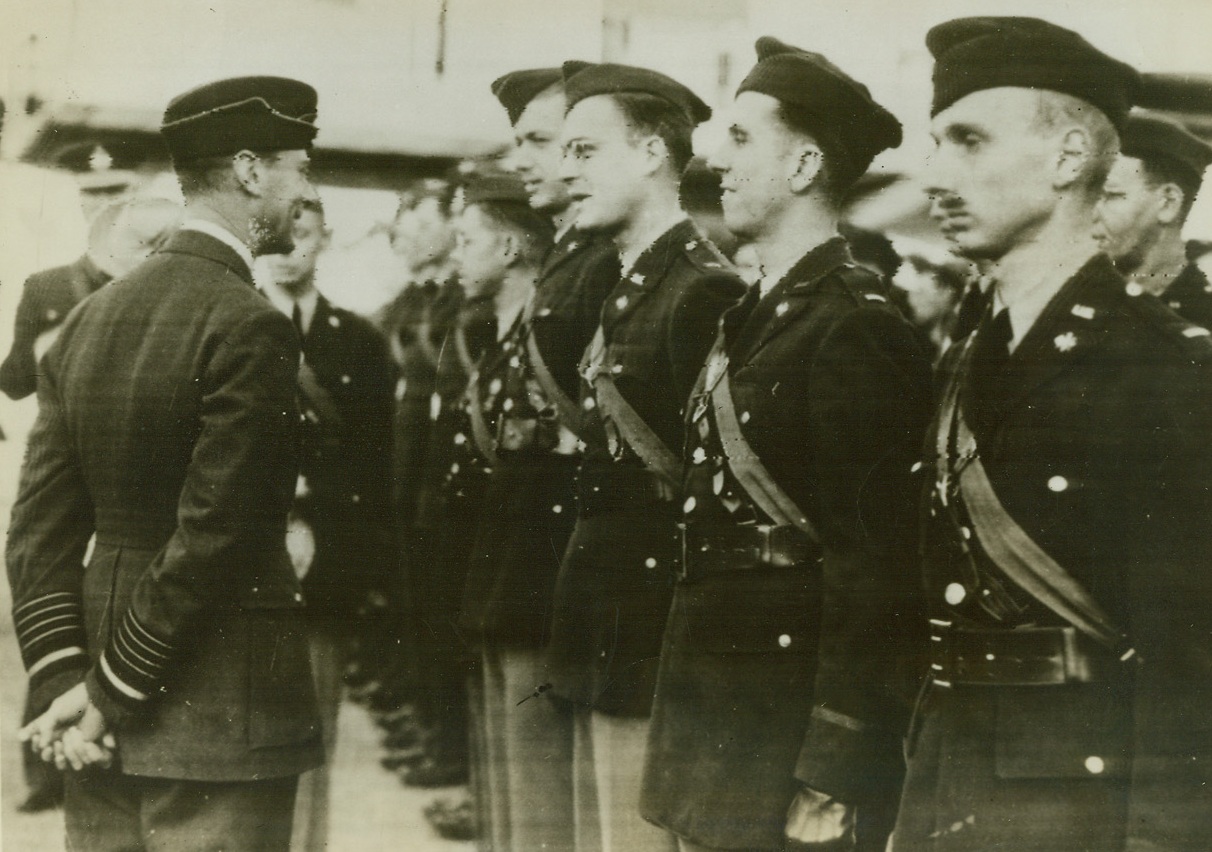 King Chats With U.S. Army Officers in R.A.F., 10/24/41  London - King George is pictured during an inspection tour, talking to American Army Officers serving as observers with the Royal Air Force. Radiophoto was flashed from London to New York today. (Passed by British Censor) Credit: ACME Radiophoto;